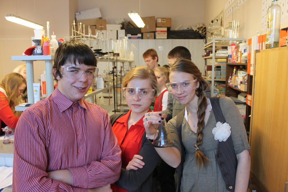 Gümnaasiumiõpilased keemialaboris poseerimas kooos kolviga